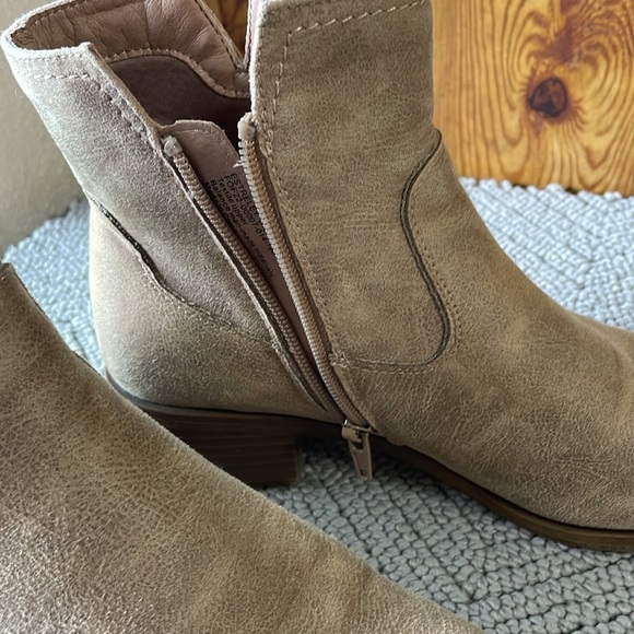 FRYE AND CO. Tan Ankle Booties - Picture 3 of 7